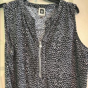 Anne Klein Black and White Sleeveless Zippered Blouse